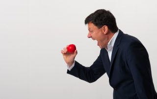 Reaktion auf Fehler - Jongleur schreit Ball an