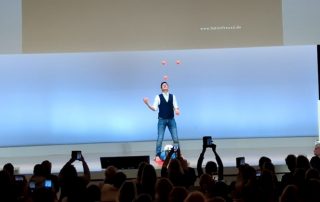Psychologische Sicherheit aufbauen Keynotespeaker auf der Bühne