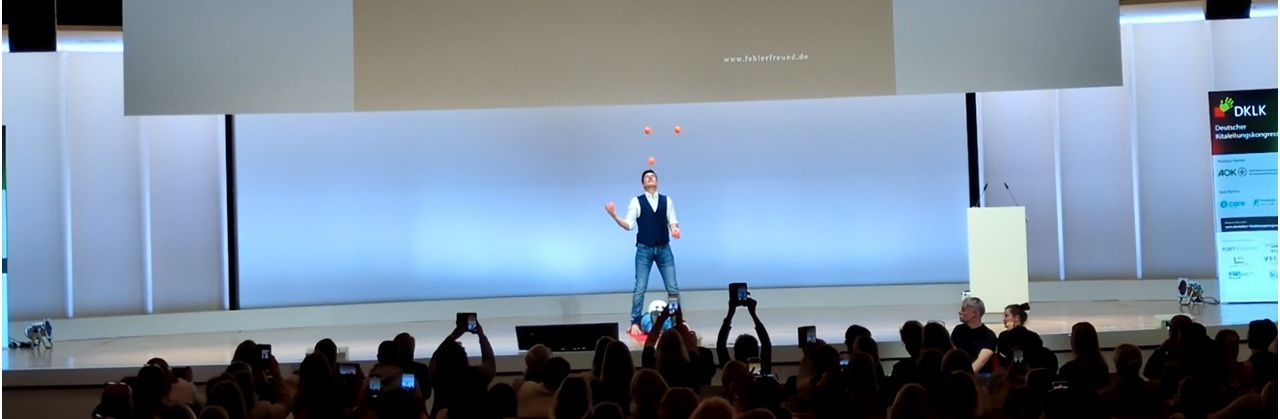 Psychologische Sicherheit aufbauen Keynotespeaker auf der Bühne