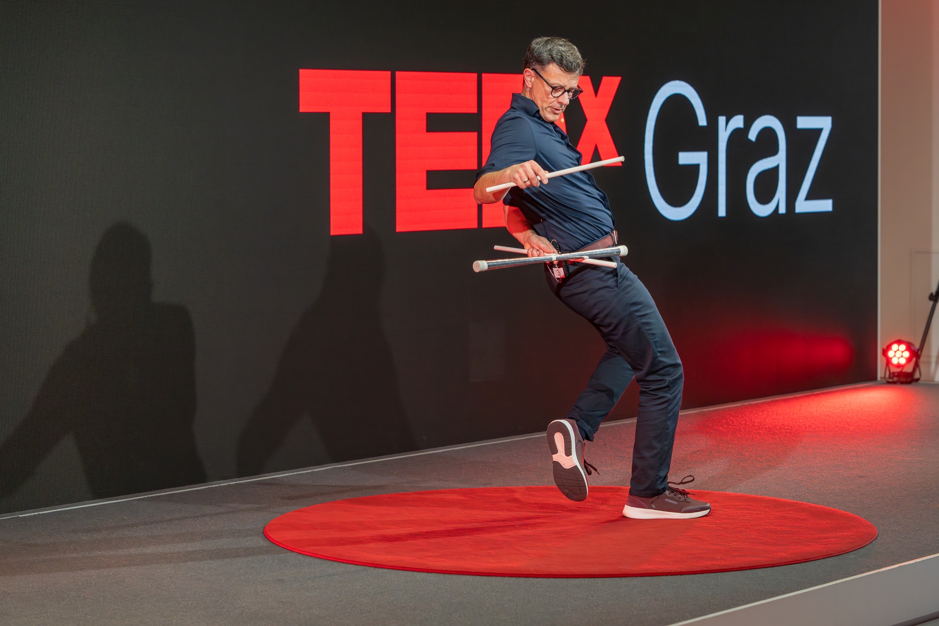 Jonglieren mit Unsicherheit: Aufmerksamkeit statt vermeiden – die Lektion für Führungskräfte