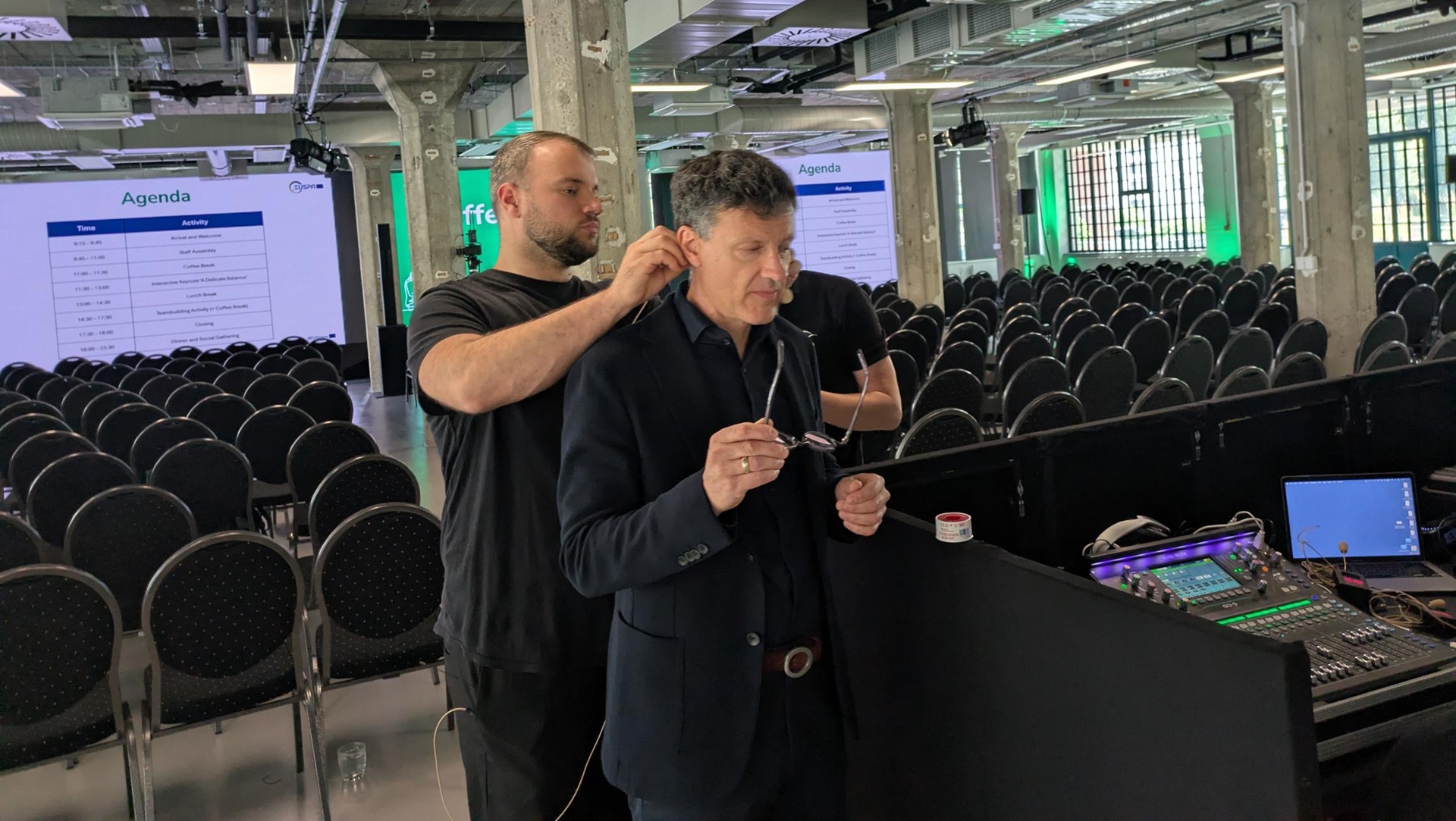 Keynote Speaker Andreas Gebhardt soundcheck before a corporate event