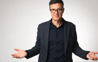 Andreas Gebhardt mit fragend geöffneten Händen, Sinnbild für die Frage nach der guten alten Zeit