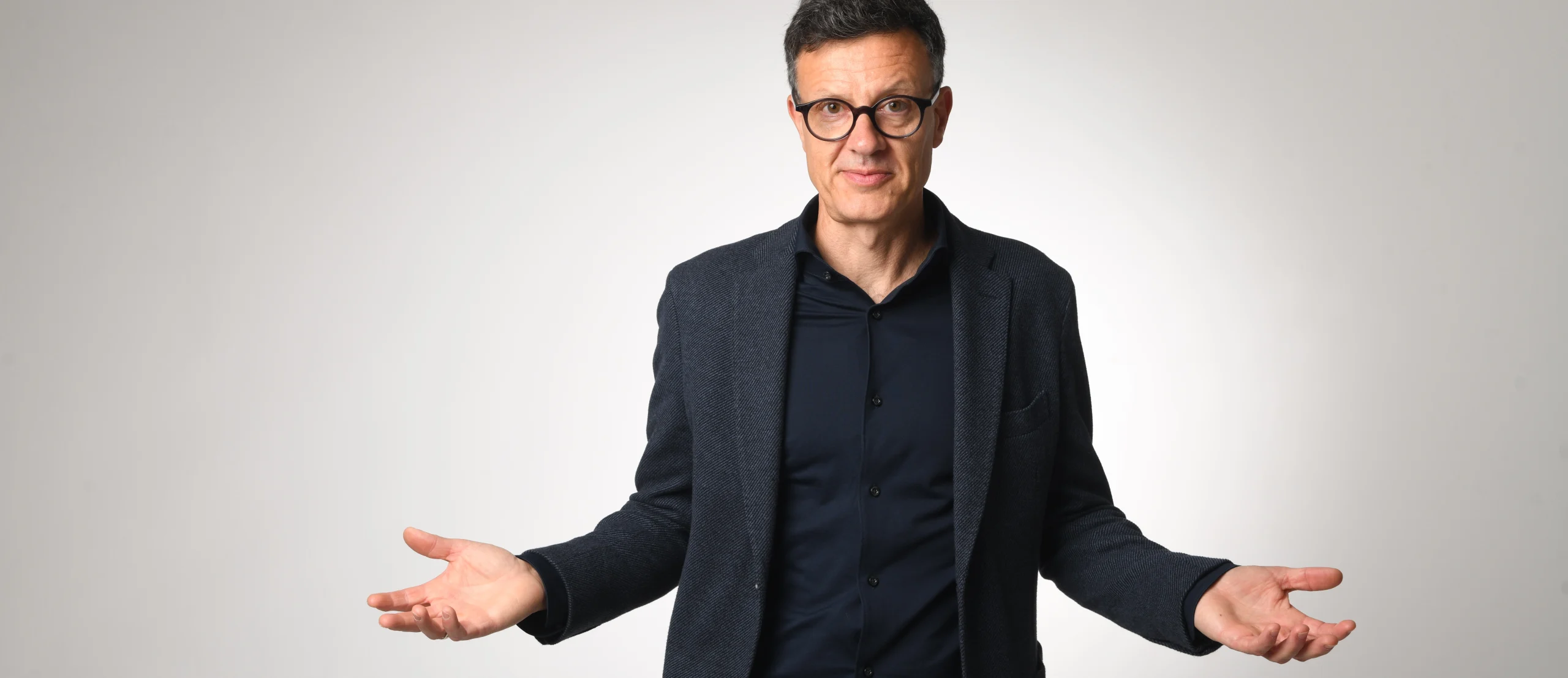 Andreas Gebhardt mit fragend geöffneten Händen, Sinnbild für die Frage nach der guten alten Zeit